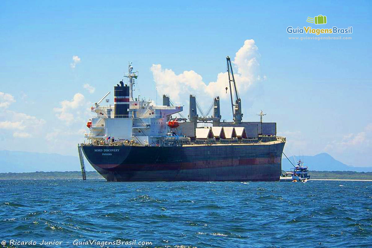 Imagem de navio cargueiro passando pelas águas de Ilha do Mel, Paraná, Brasil.
