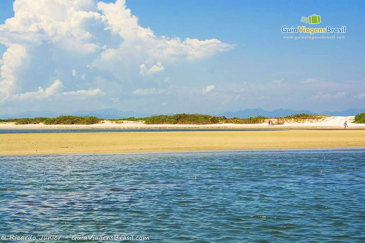 Imagem das piscinas naturais de Ilha do Mel, Paraná, Brasil.