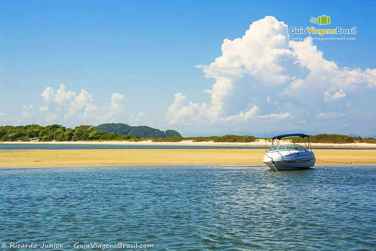 Imagem de uma lancha parada na Ilha do Mel, Paraná, Brasil.