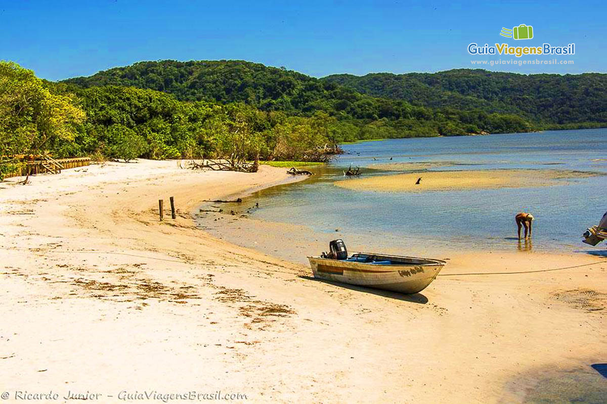 Imagem da praia de chegada na Ilha do Mel, Paraná, Brasil.