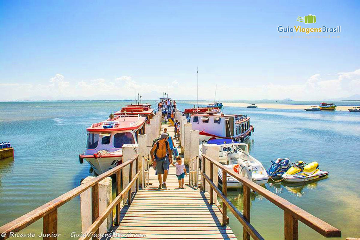 Imagem de turistas chegando na Ilha do Mel, Paraná, Brasil.