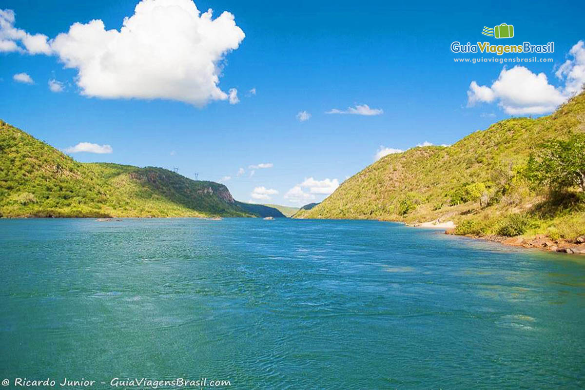 Imagem do rio com águas azuis e cristalinas, em Piranhas.
