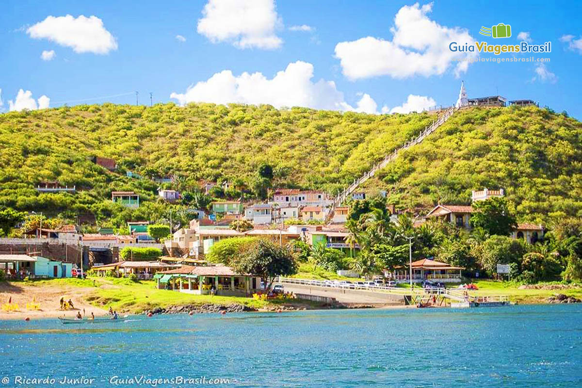 Imagem da cidade de Piranhas e no alto do morro igreja.