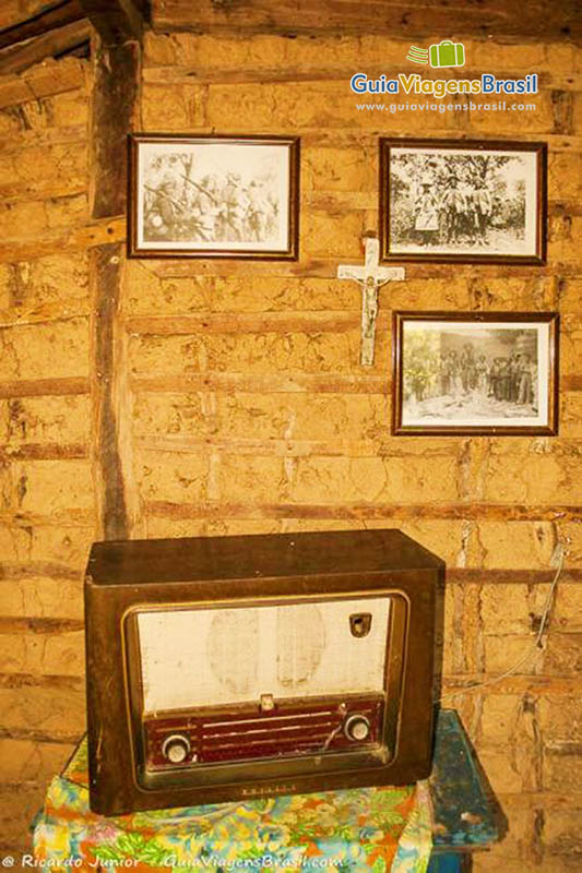 Imagem de um rádio antigo e fotos do cangaceiros.