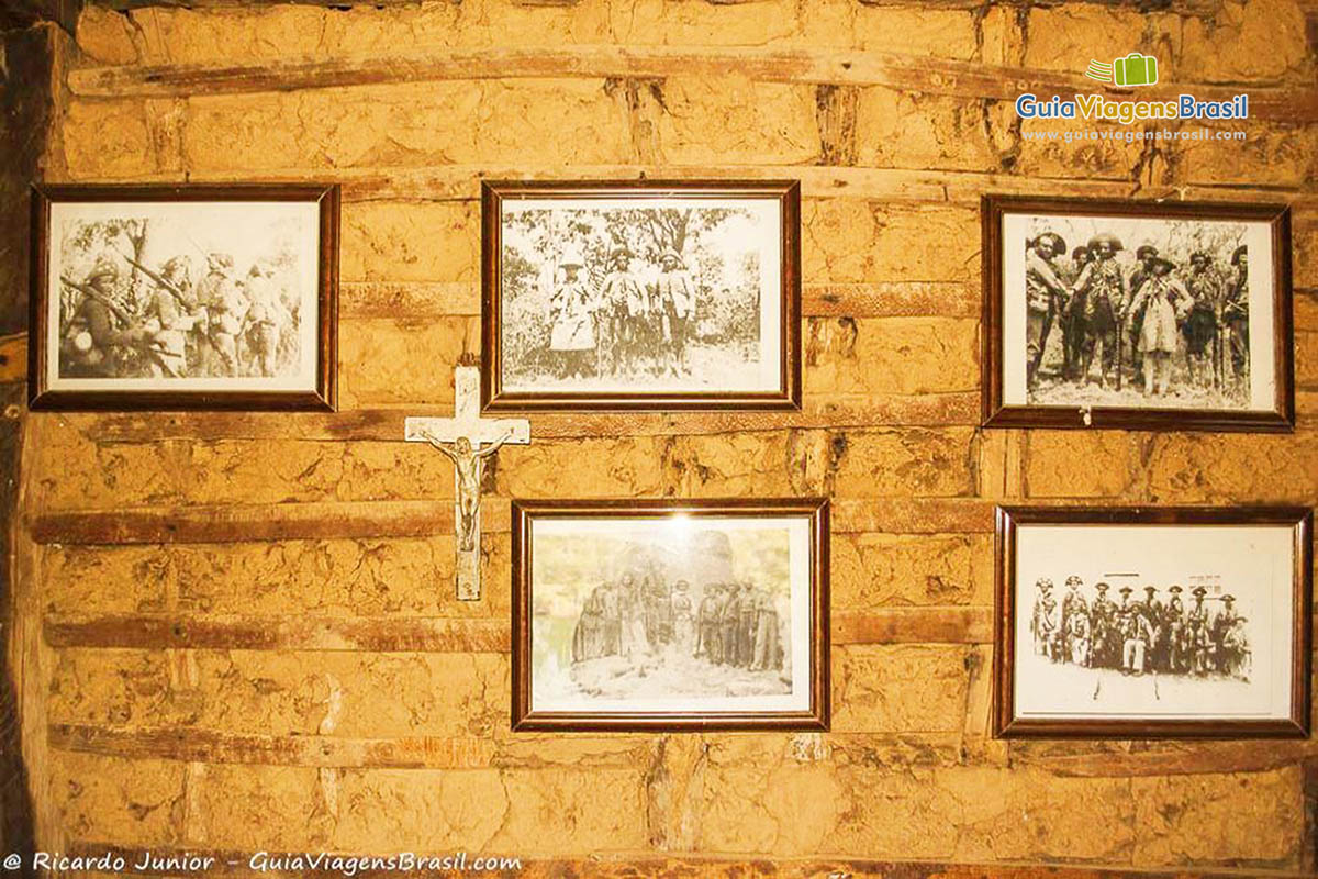 Imagem de quadro dos cangaceiros na parede de pau a pique.