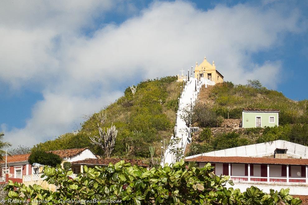 Imagem da igreja no alto morro na cidade de Piranhas.