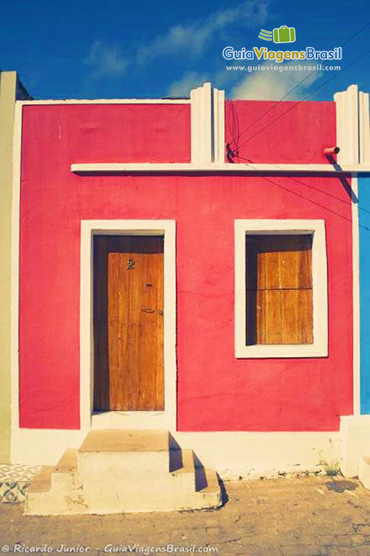 Imagem da fachada de uma casa rosa dá um charme todo especial na cidade de Piranhas.