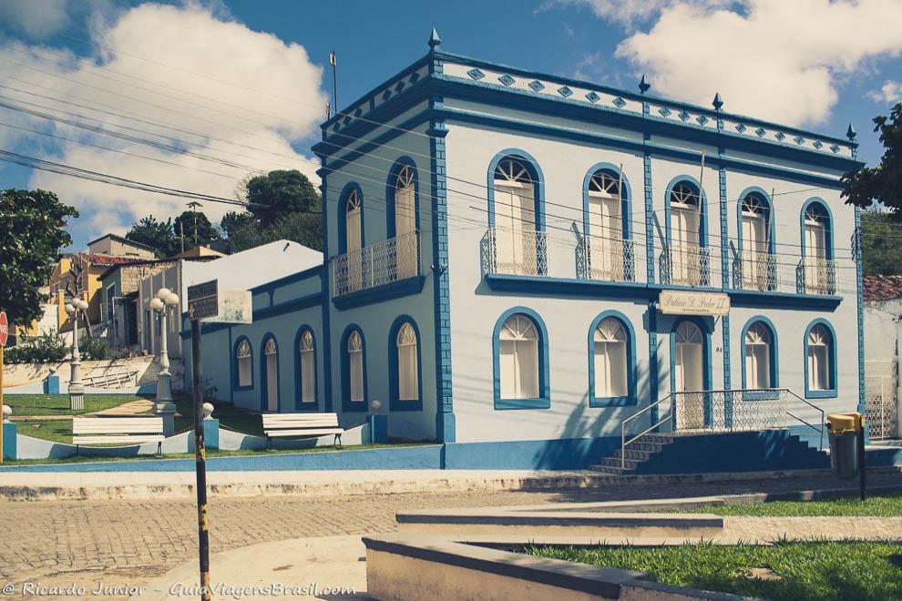 Imagem da fachada azul da Prefeitura da cidade de Piranhas.