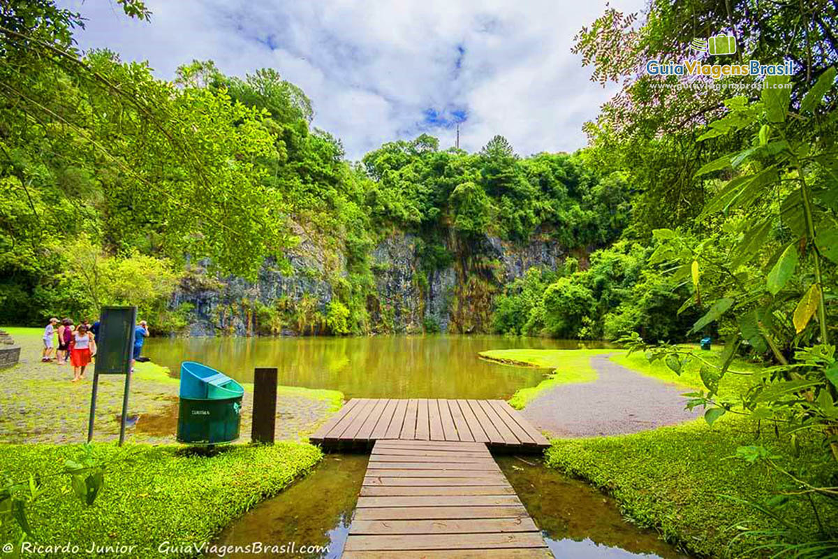 Imagem do lago da Universidade que foi construída respeitando a natureza a sua volta.