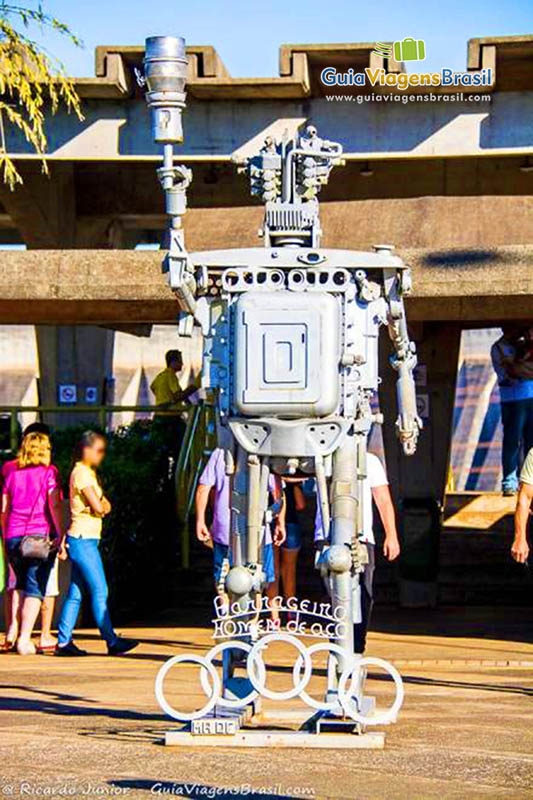 Imagem do robô na entrada da Usina de Itaipu.