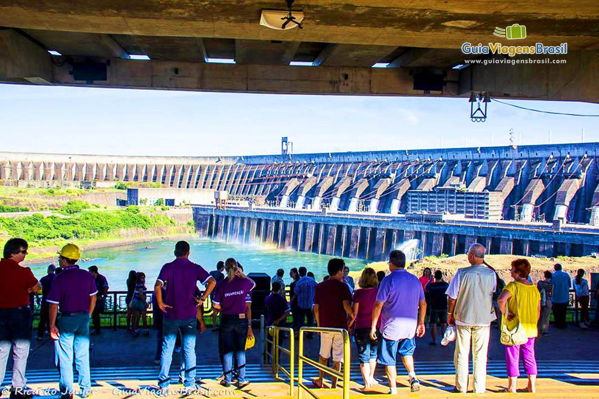 Imagem de turistas admirando as barragens de Itaipu.