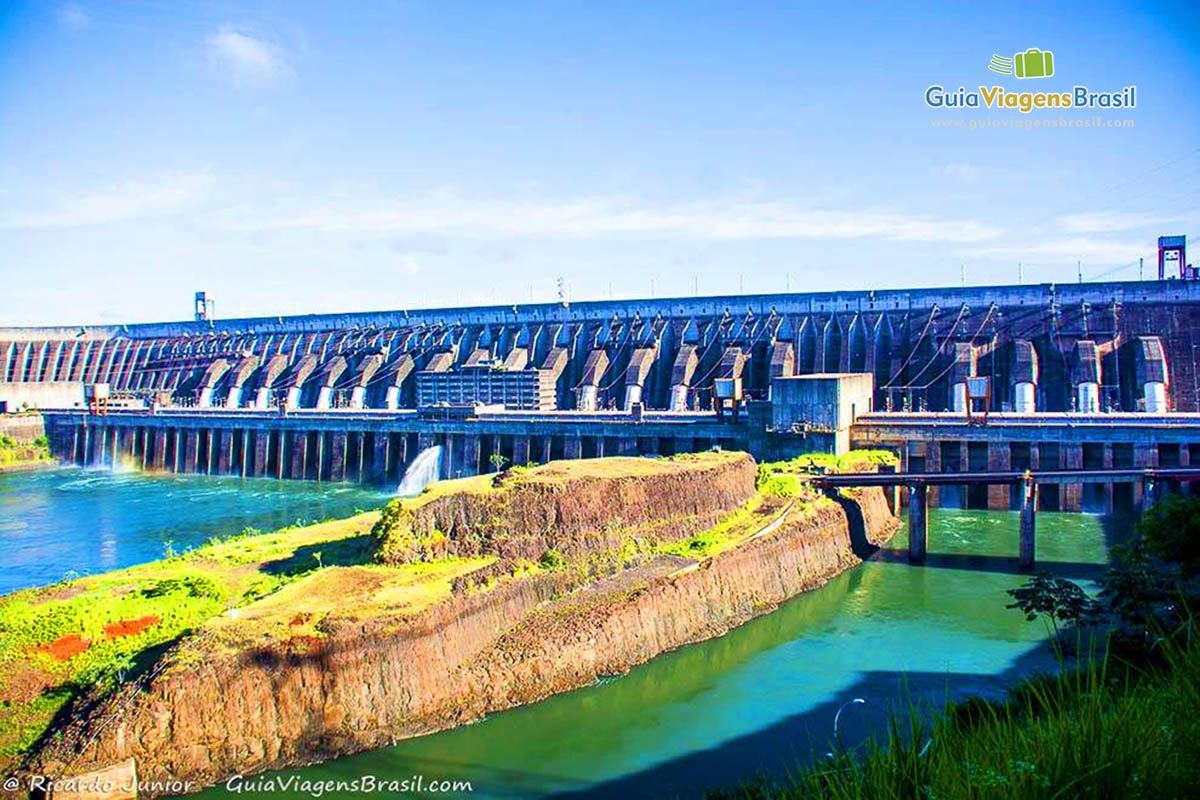 Imagem da moderna Usina de Itaipu, em Foz do Iguaçu.