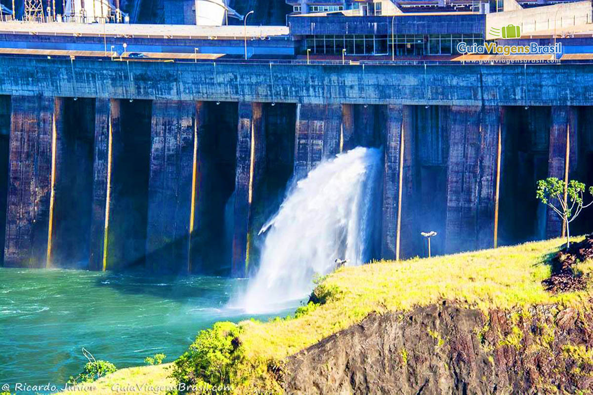 Imagem da barreiras da Usina de Itaipu.