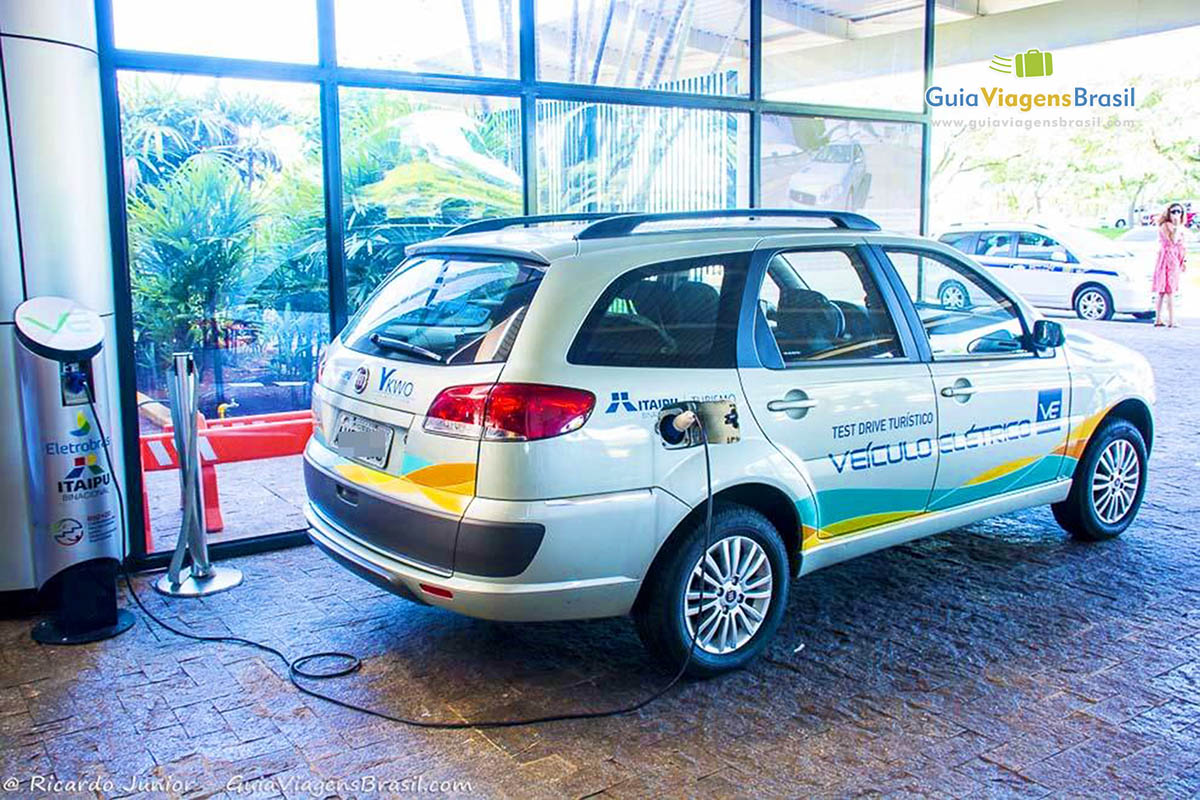 Imagem do carro que funciona com a energia gerada pela Usina Hidrelétrica de Itaipu.