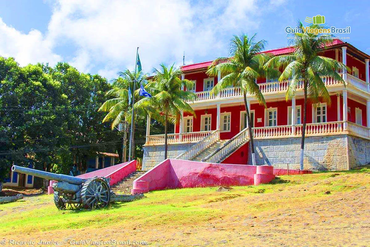 Imagem do Palácio de São Miguel, onde fica a Prefeitura da cidade, em Fernando de Noronha, Pernambuco, Brasil.