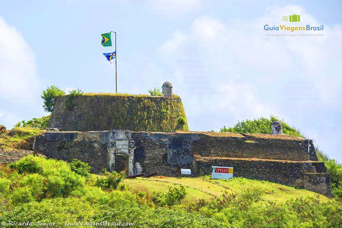 Imagem Fortaleza Nossa Senhora dos remédios, tombado pelo Iphan, em Fernando de Noronha, Pernambuco, Brasil.