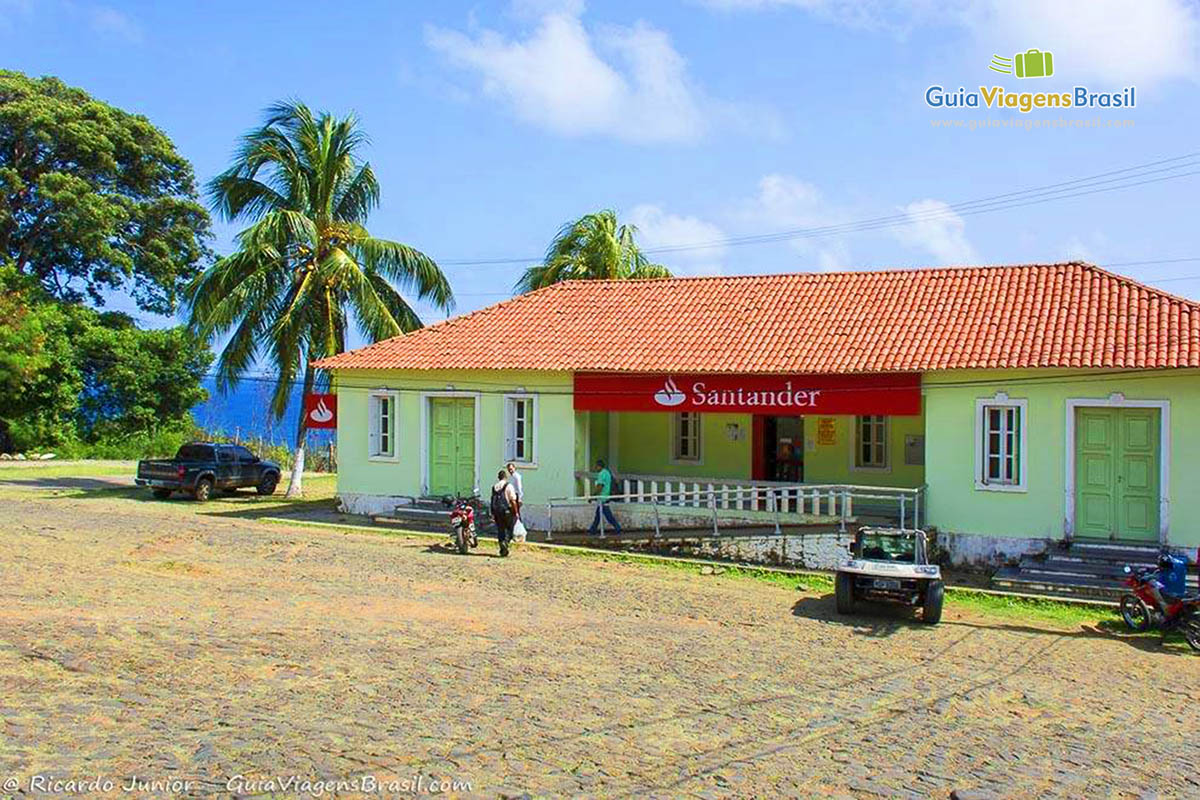 Imagem do único banco que possui em Fernando de Noronha, Pernambuco, Brasil.