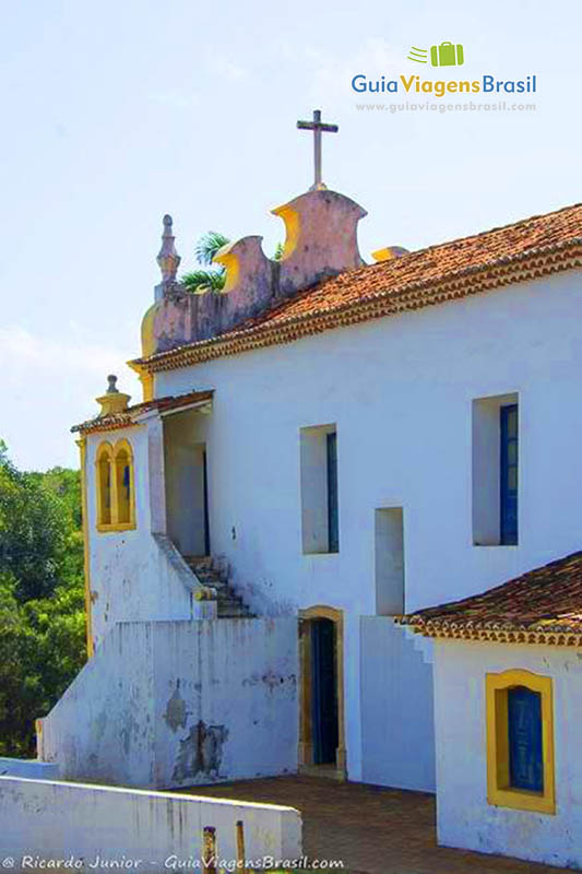 Imagem lateral da igreja de Nossa Senhora dos Remédios, em Fernando de Noronha, Pernambuco, Brasil.