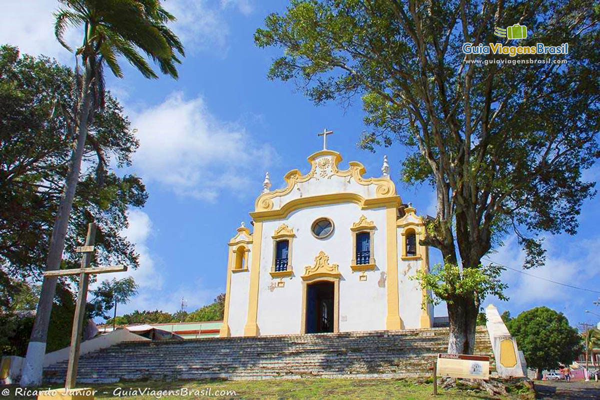 Imagem da Igreja Nossa Senhora do Remédios, e escadaria que possui na frente, em Fernando de Noronha, Pernambuco, Brasil.