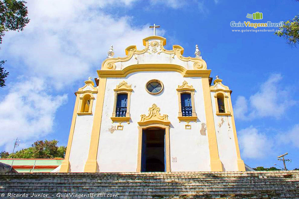 Imagem da faixada da Igreja de Nossa Senhora dos Remédios, em Fernando de Noronha, Pernambuco, Brasil.