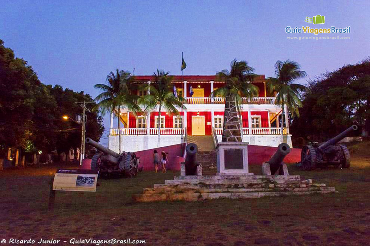 Imagem do Palácio de São Miguel, com lindos coqueiros na frente e um canhão, em Fernando de Noronha, Pernambuco, Brasil.