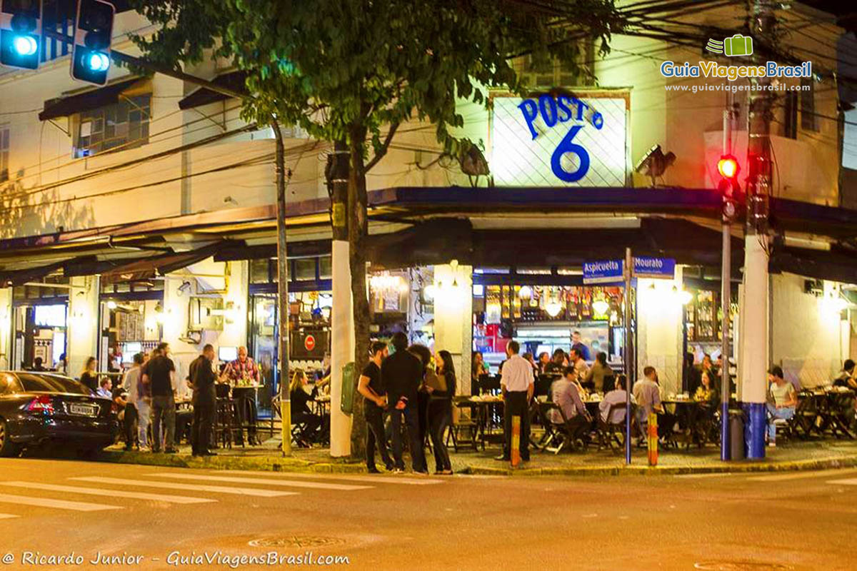 Imagem da noite famosa e movimentada na Vila Madalena.