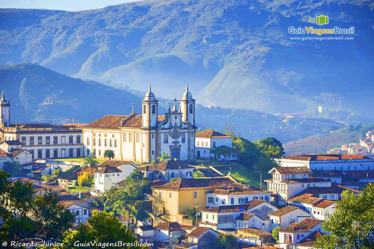 Imagem da cidade vista do belo mirante.