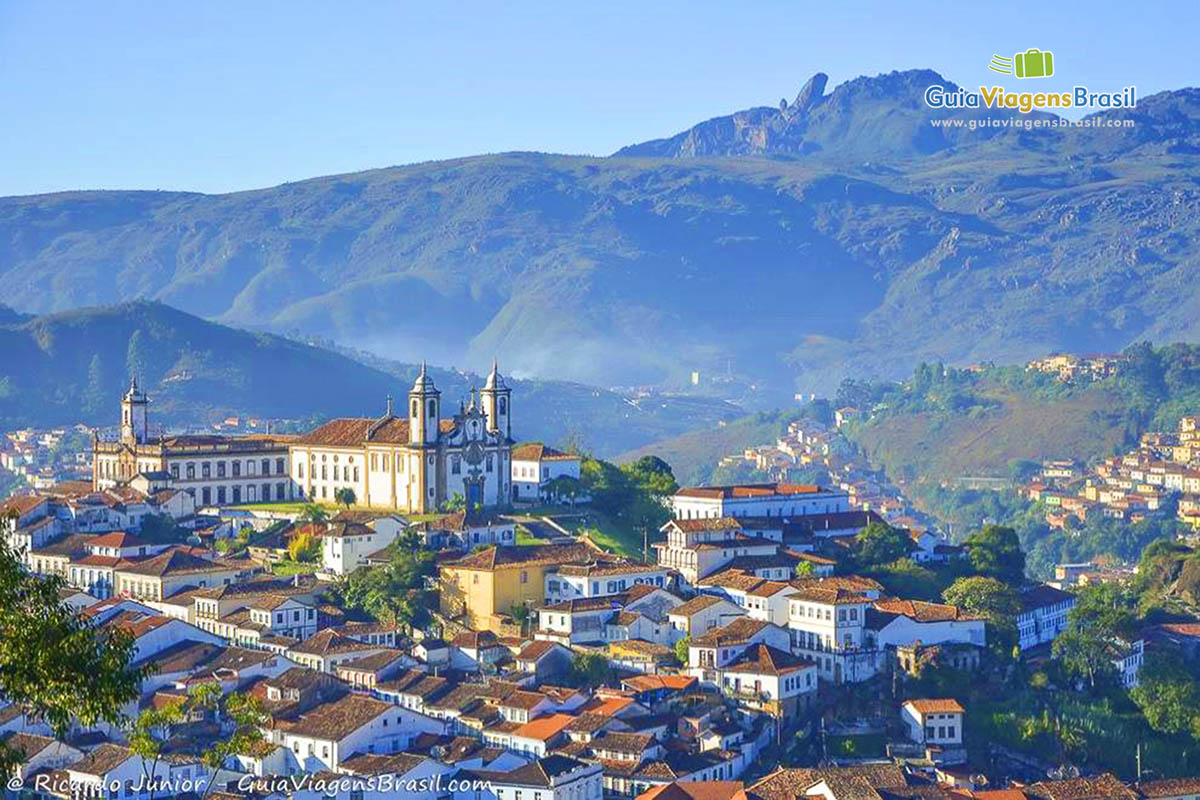 Imagem da linda vista do Mirante, revela as belezas de Ouro Preto.