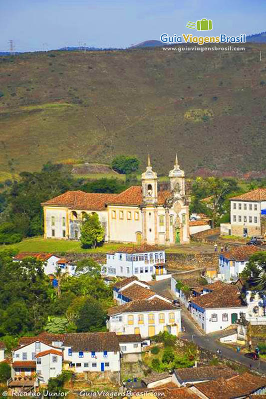 Imagem da ladeira e no topo a belíssima igreja.