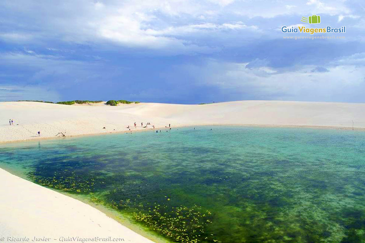 Imagem de turistas em volta da Lagoa Azul em Barreirinhas.