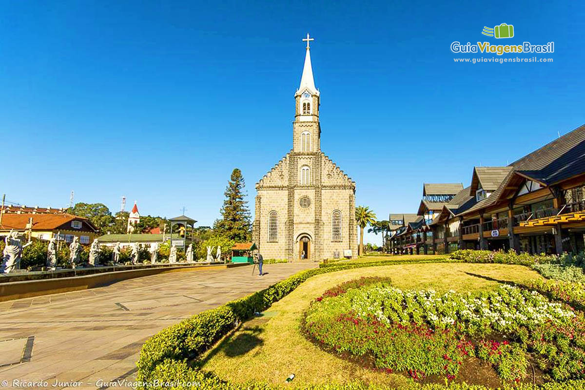 Imagem de lindo jardim na frente da belíssima igreja.