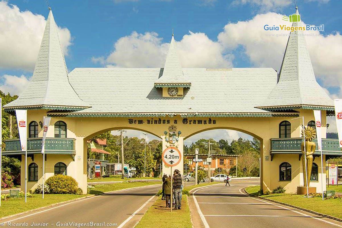 Imagem de visitantes olhando para Pórtico de Gramado.