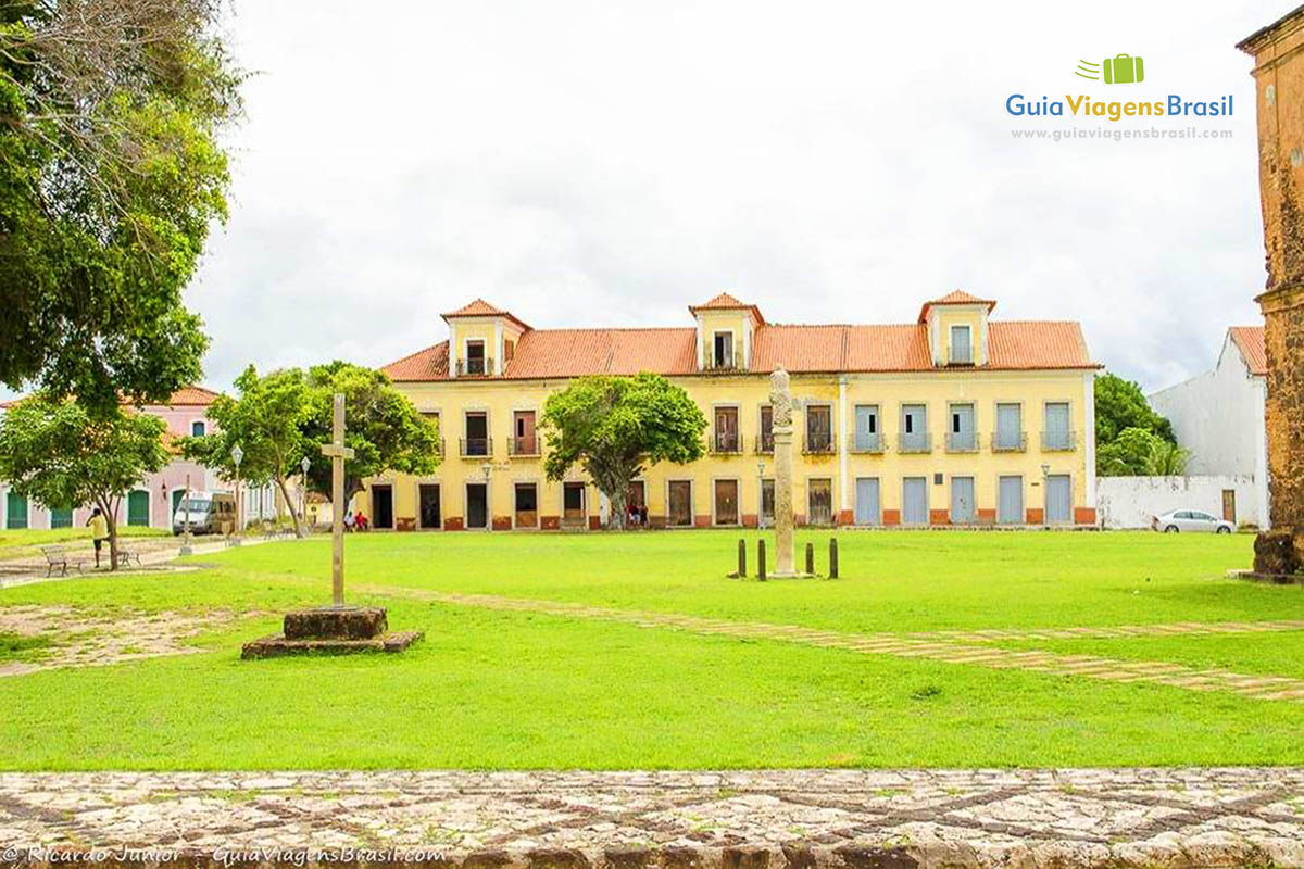 Imagem do grande jardim da Praça Matriz.