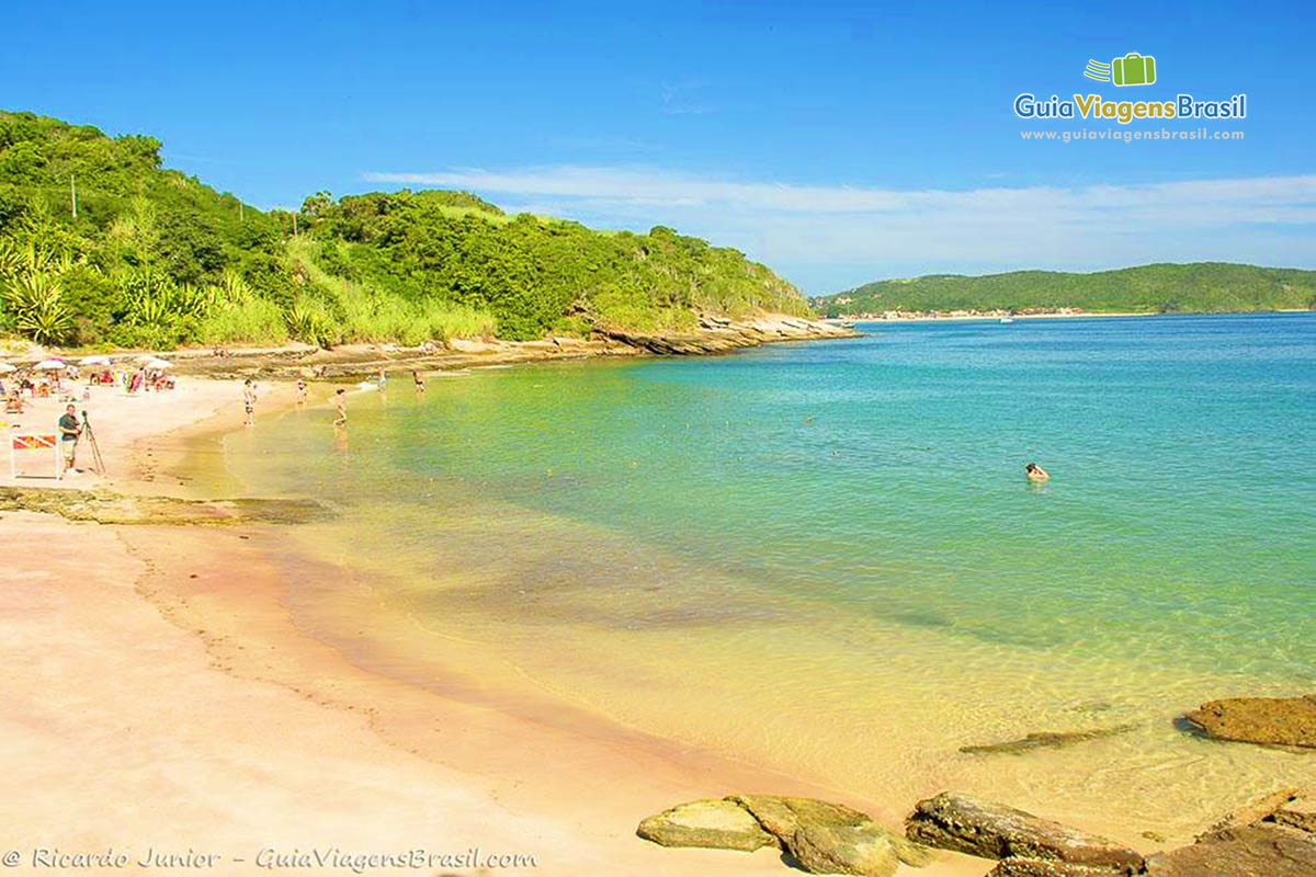 Imagem das belezas naturais da Praia Azeda.