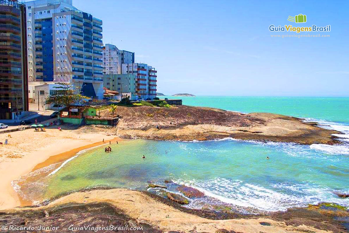 Imagem de mar azul encantador na Praia das Virtudes.