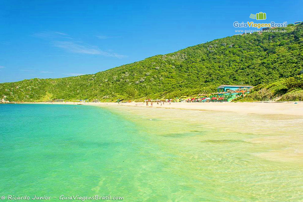 Imagem das águas calmas da Praia do Forno.