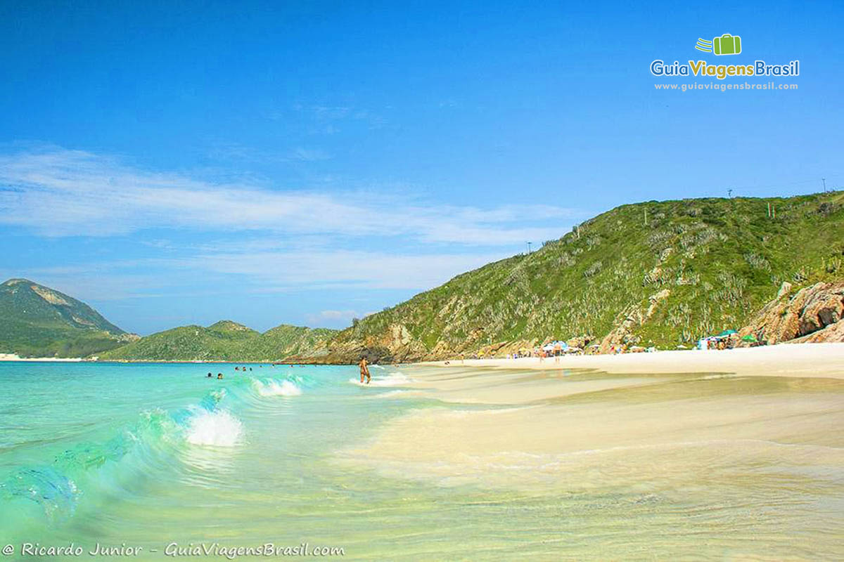 Imagem encantadora da Praia Pontal do Atalaia, em Arraial do Cabo.