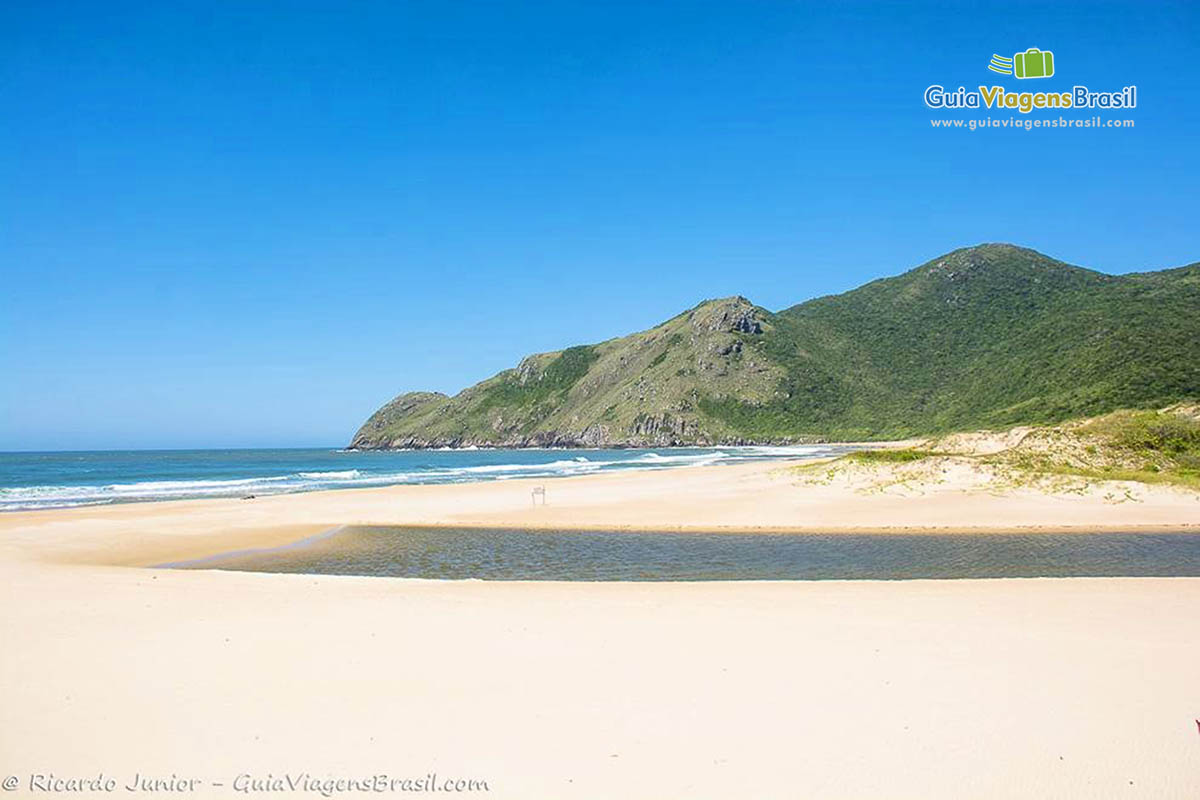 Imagem das belezas da praia deserta.