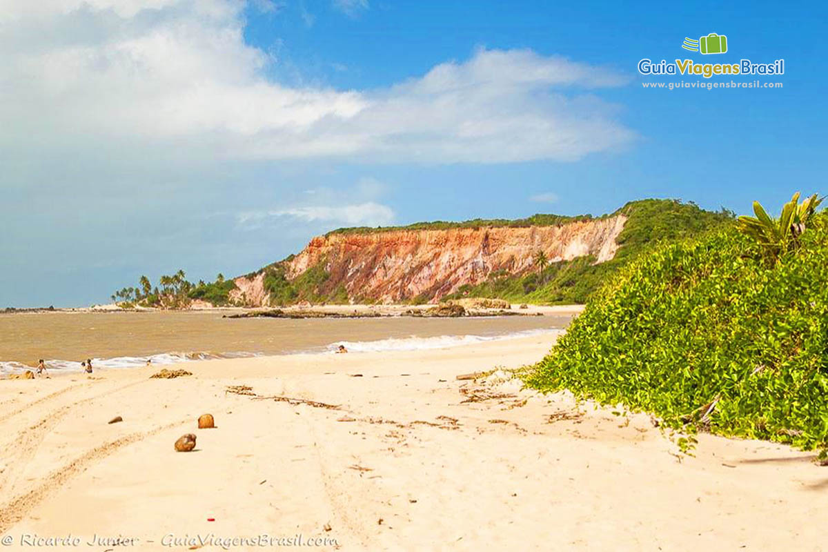 Imagem das águas calmas da Praia Coqueirinho.