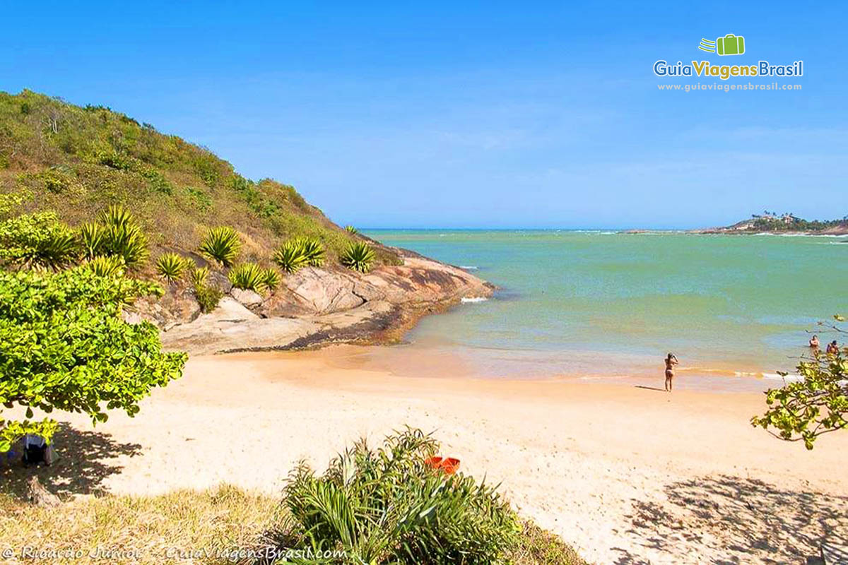 Imagem da Praia Bacutia super badala no verão, em Guarapari.