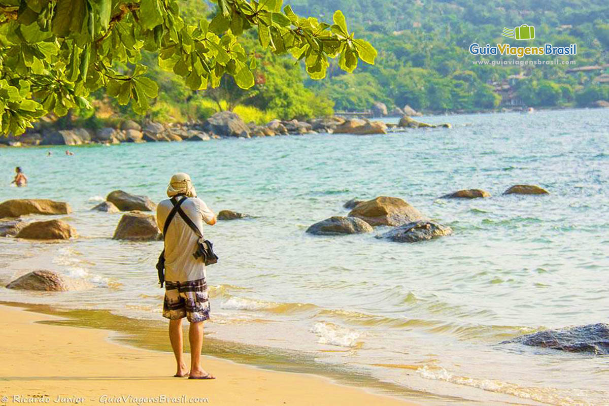 Imagem de fotógrafo na linda Praia do Julião, em Ilhabela.