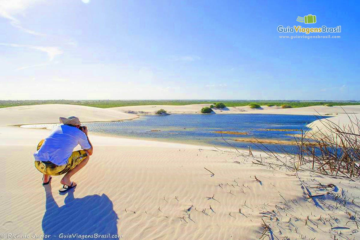 Imagem de fotógrafo registrando as lindas dunas e lagoa de Santo Amaro do Maranhão.