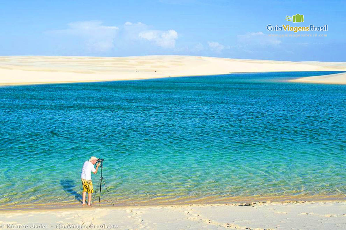 Imagem de um fotógrafo registrando as belas águas maravilhosas de Santo Amaro. 