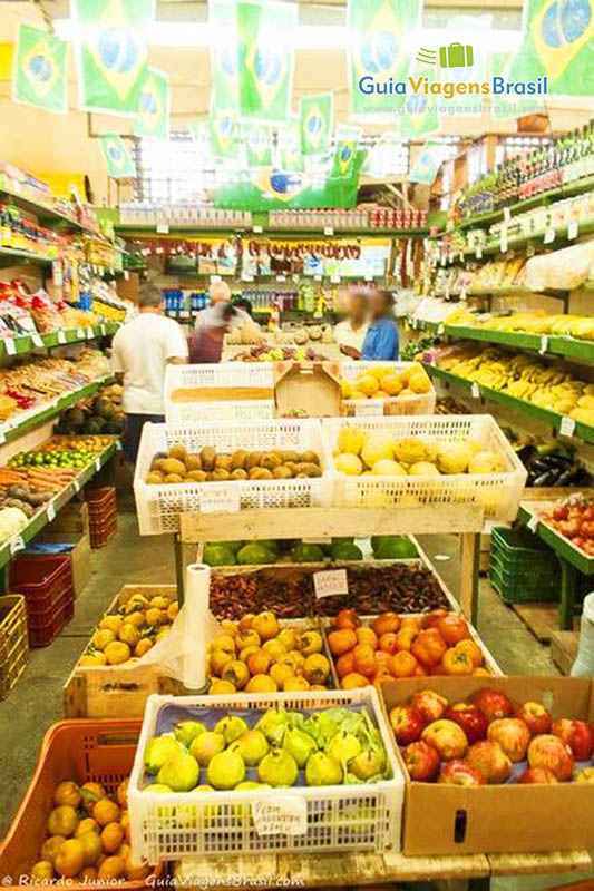 Imagem de um box de frutas no mercado.