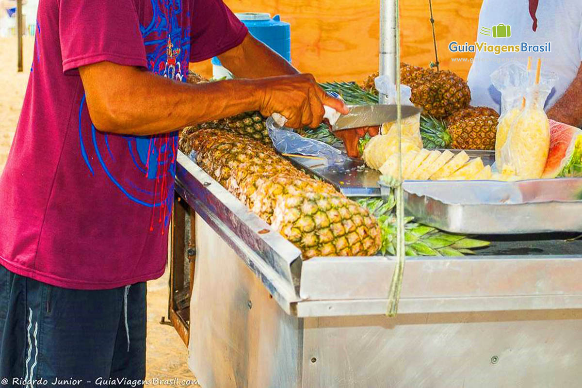 Imagem de vendedor de frutas na Praia Boa Viagem.