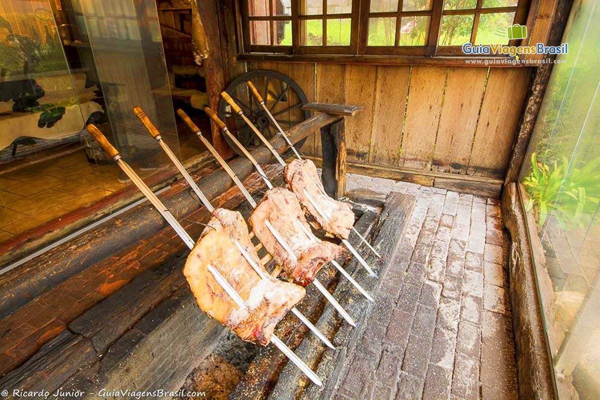 Imagem de um churrasco típico gaúcho em Gramado.