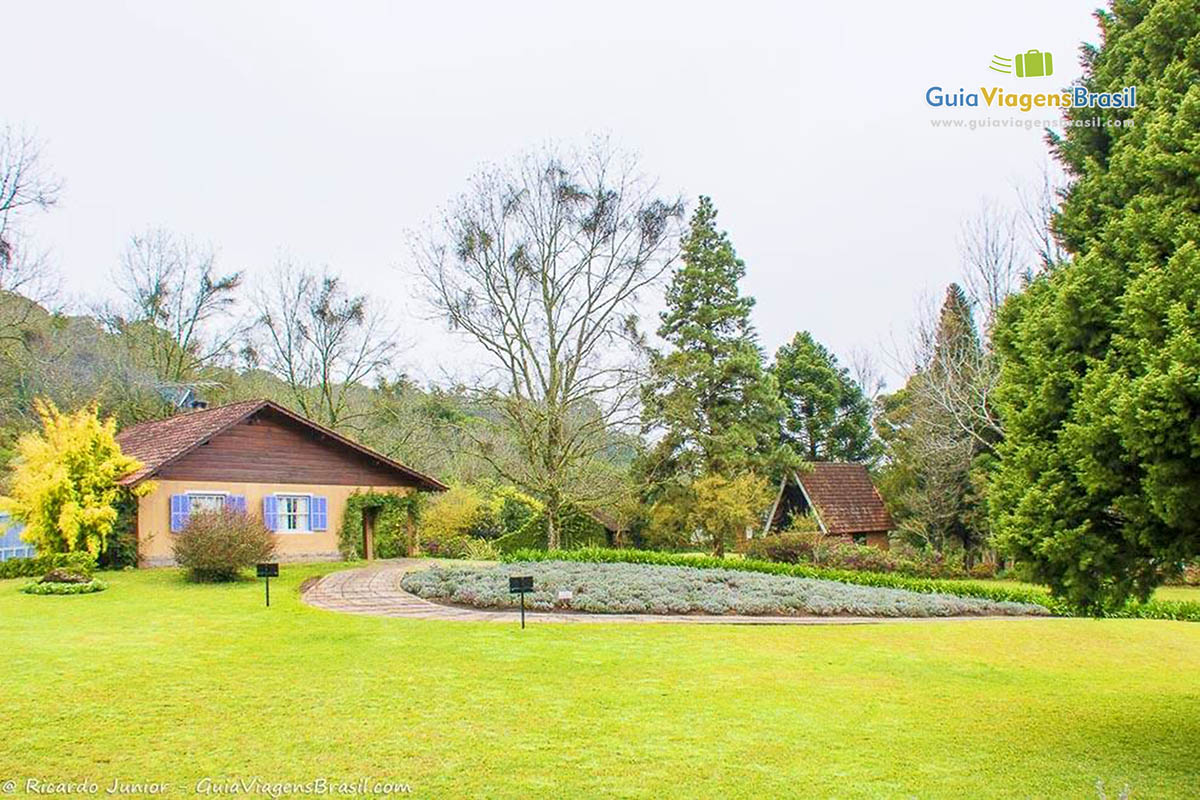 Imagem de um grande gramado do Parque da Lavanda.