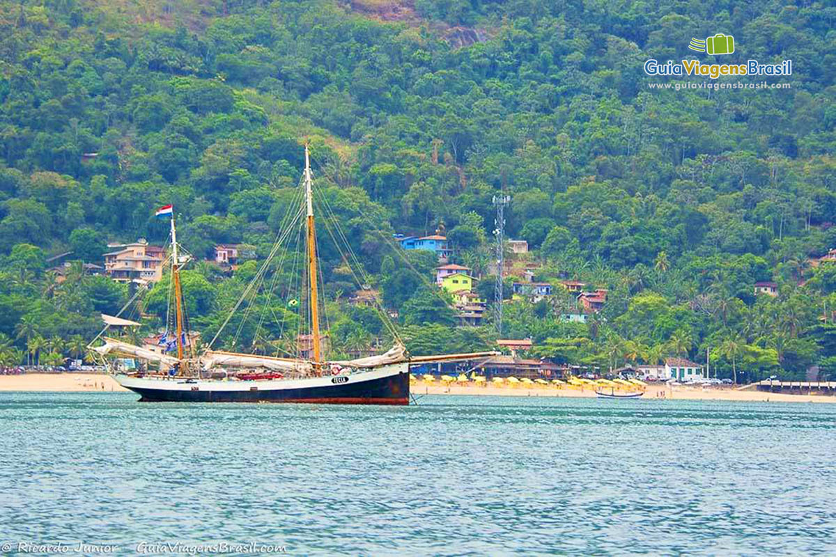 Imagem de belo barco nas águas de Ilhabela, vista linda.