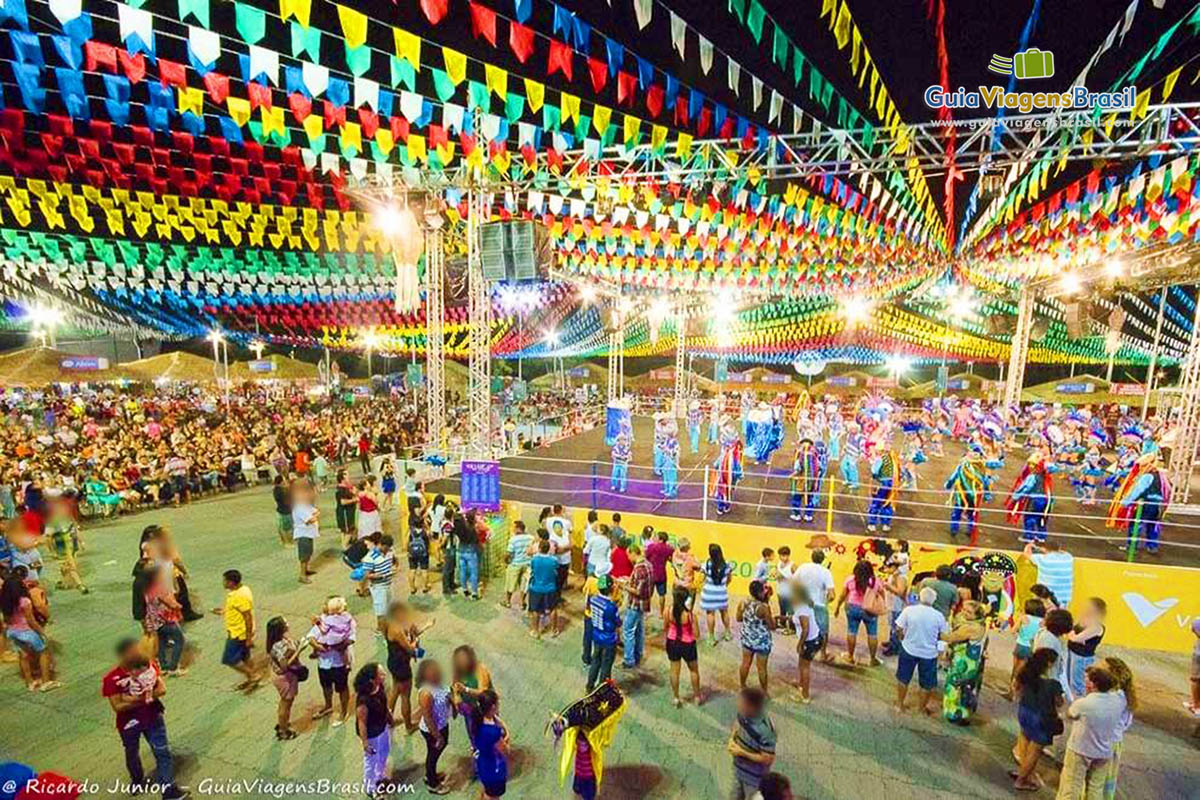 Imagem do galpão da grande festa com os visitantes.