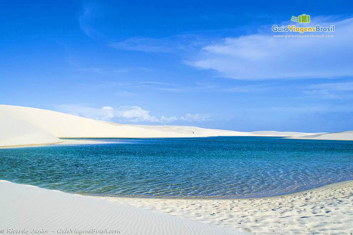 Imagem de uma grande lagoa em Santo Amaro do Maranhão.